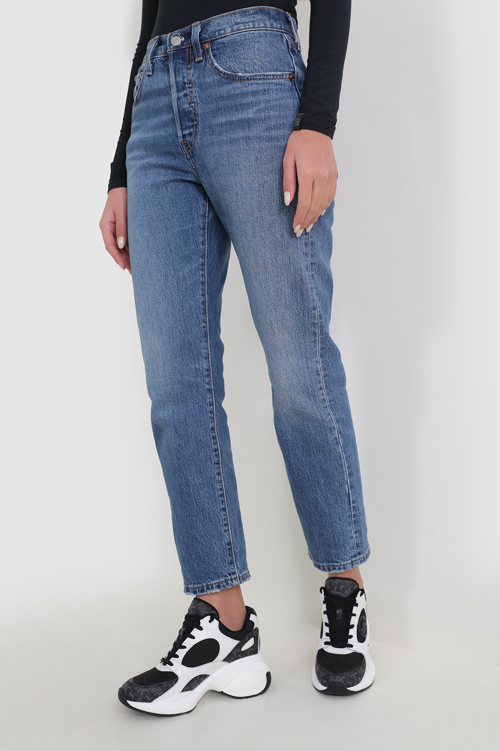 תמונת כל הלוק של נעלי סניקרס זומה